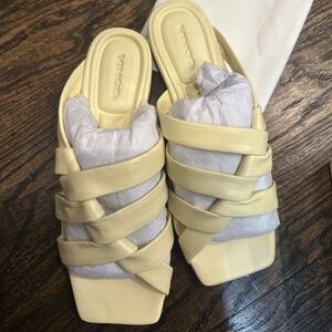 VINCE Zaynah Pale Yellow Sandal Flat Women's 6